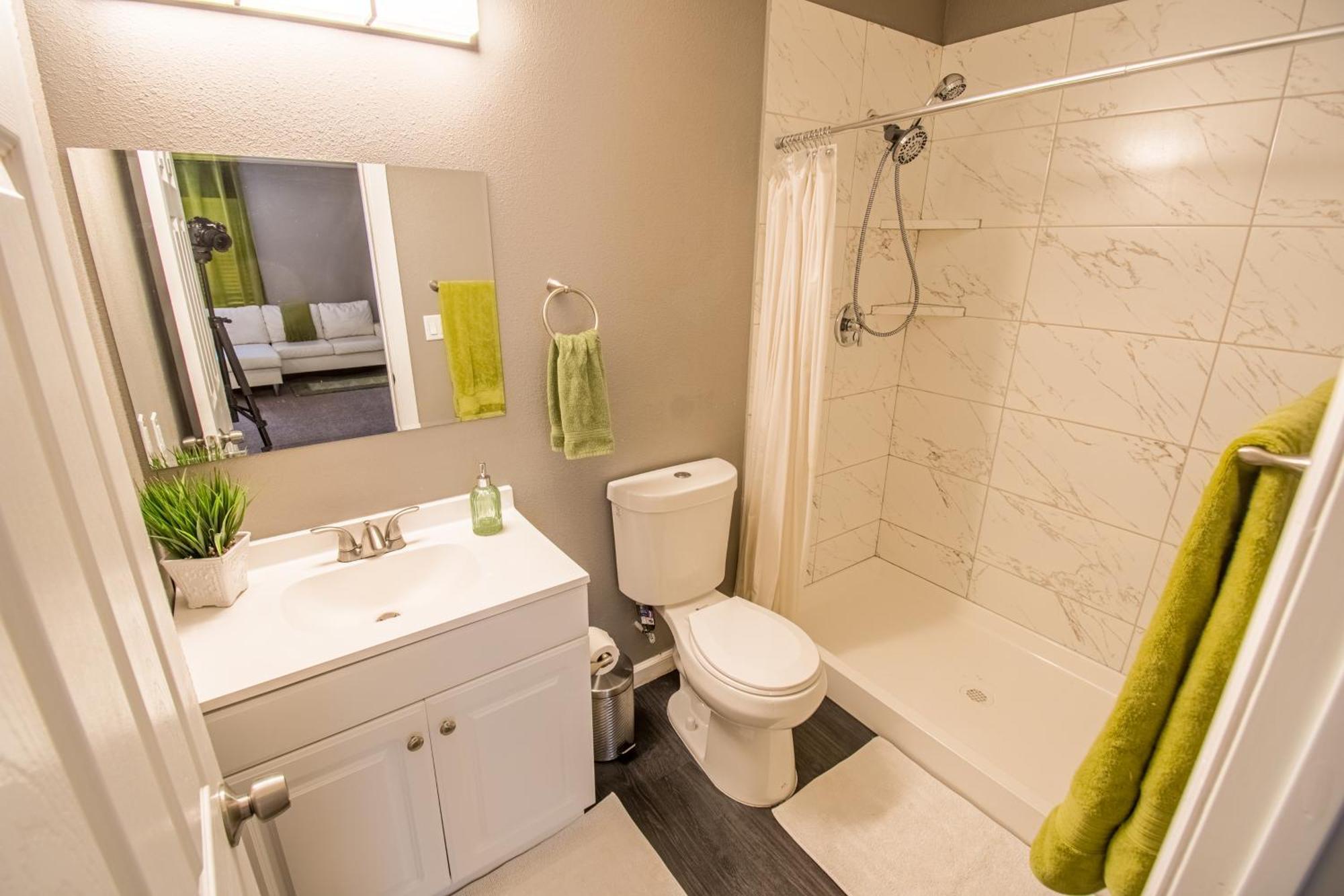 Spacious 2-Bedroom Townhouse With Pool & Private Patio In Central ลาสเวกัส ภายนอก รูปภาพ
